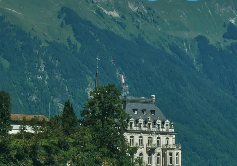 Exklusives Grandhotel in den Bergen – diskrete Erholung und Unterkunft während der Behandlung in Deutschland