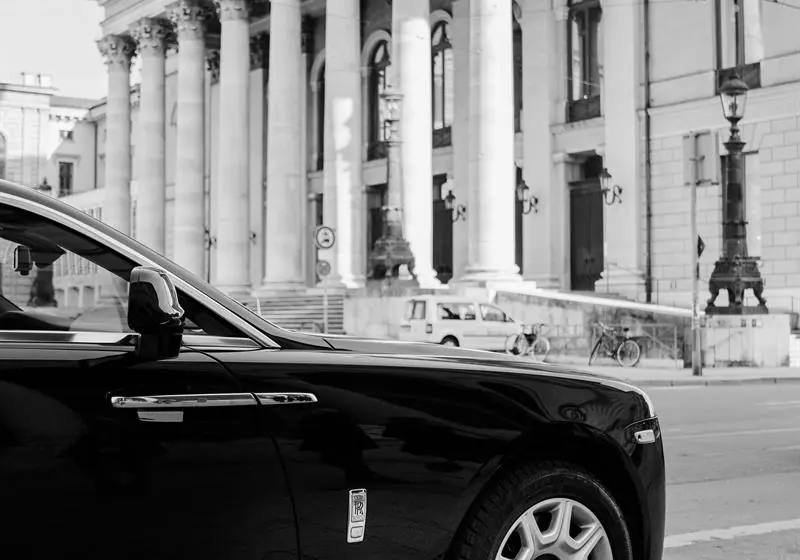 Luxuslimousine vor klassischer Architektur – VIP Transfer und Chauffeurservice in München